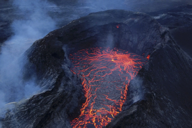 Cratère avec lac de lave au repos -  1mn 08s